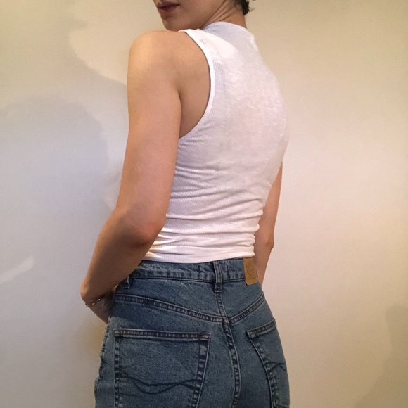 Edgy but simple white top - Picture 4 of 5